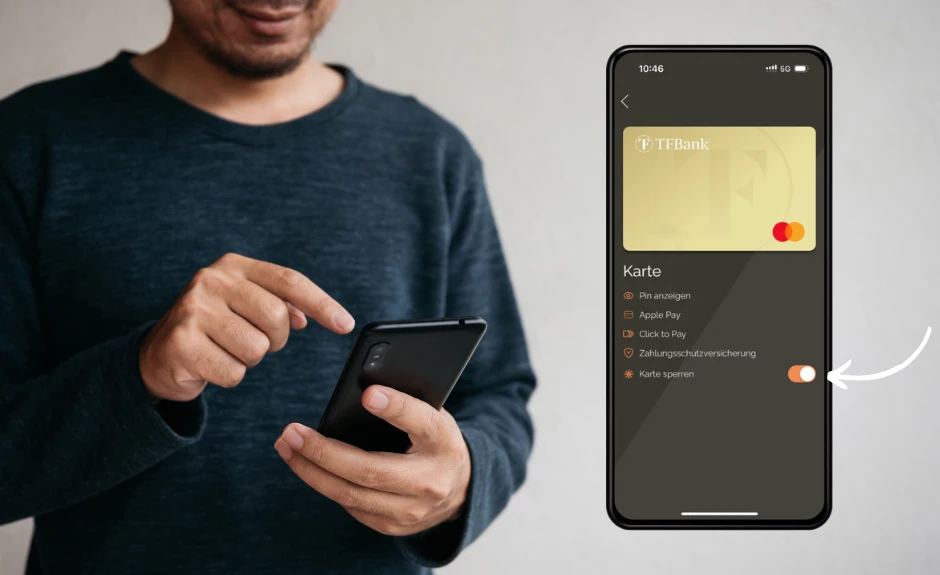 Mann klickt auf sein schwarzes Smartphone. Soll die Sperrung der Kreditkarte ganz einfach per App darstellen.