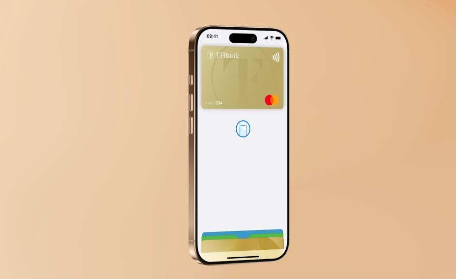 Wallet der TF Mastercard Gold auf dem Smartphone auf orangenem Hintergrund zu sehen