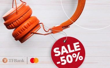 Orangene Kopfhörer, das TF Bank Logo, das Mastercard Logo und ein Kreis mit Sale -50%