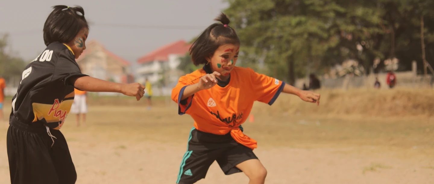 Zwei Kinder spielen Fußball