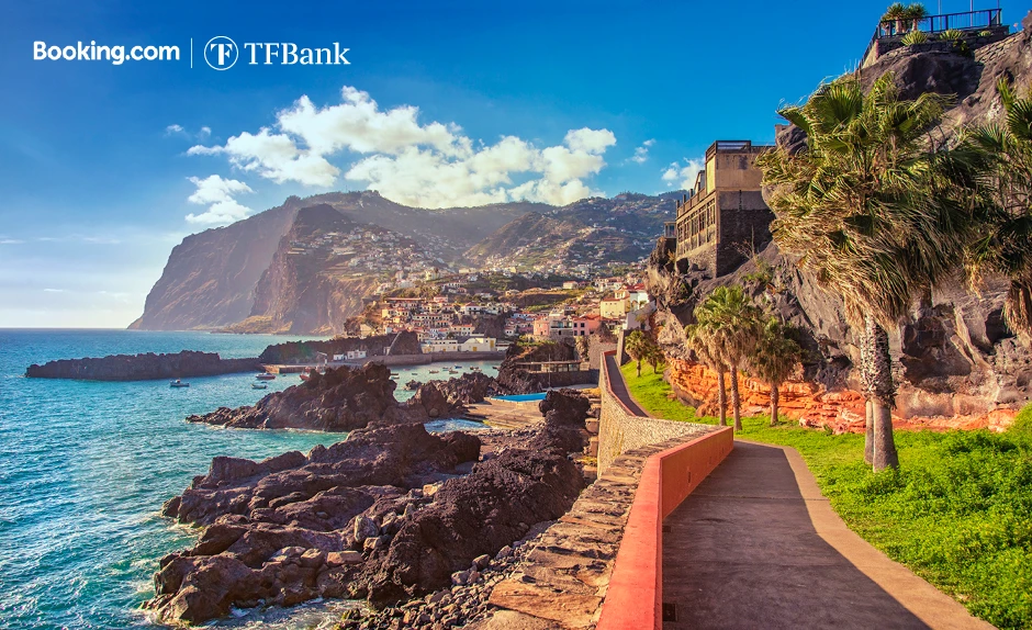 Eine Promenade am Meer mit dem booking.com Logo und dem TF Bank Logo