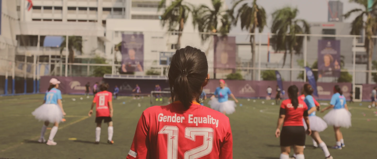 Ein Fußballmatch von Mädchen in Thailand, auf dem T-Shirt steht Gender Equality