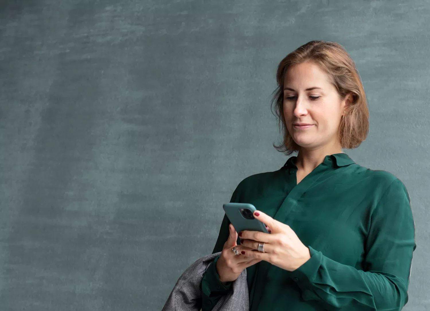 Frau, die ein Smartphone in den Händen hält