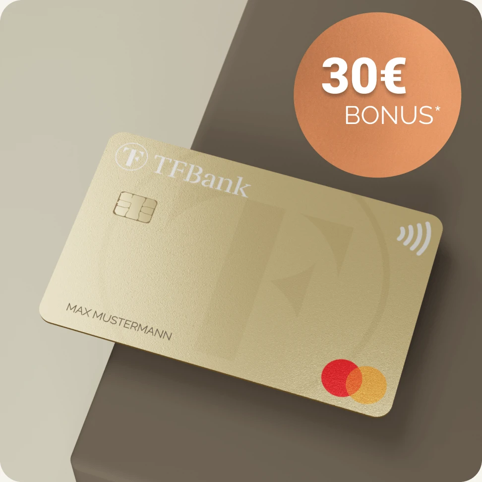 TF Mastercard Gold liegt halb auf einem graue Untergrund. Dadrüber ist ein 30 € Bonus Button abgebildet.