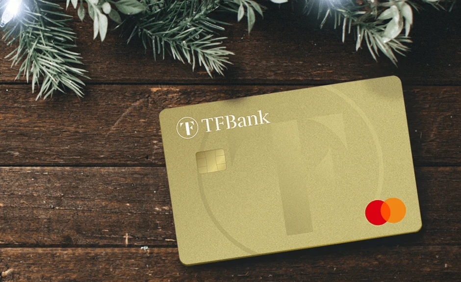Die TF Mastercard Gold liegt unter Tannenzweigen
