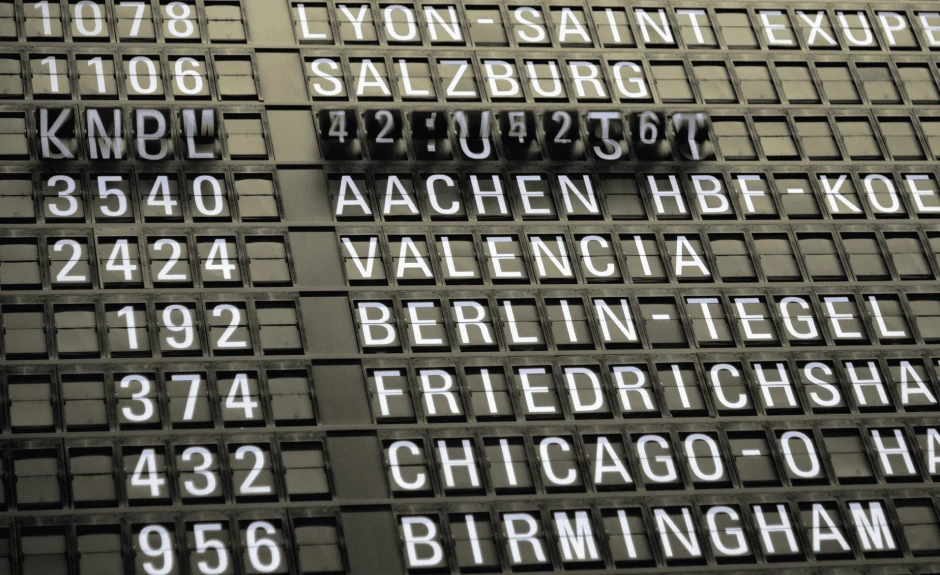 Eine Anzeigetafel in einem Flughafen
