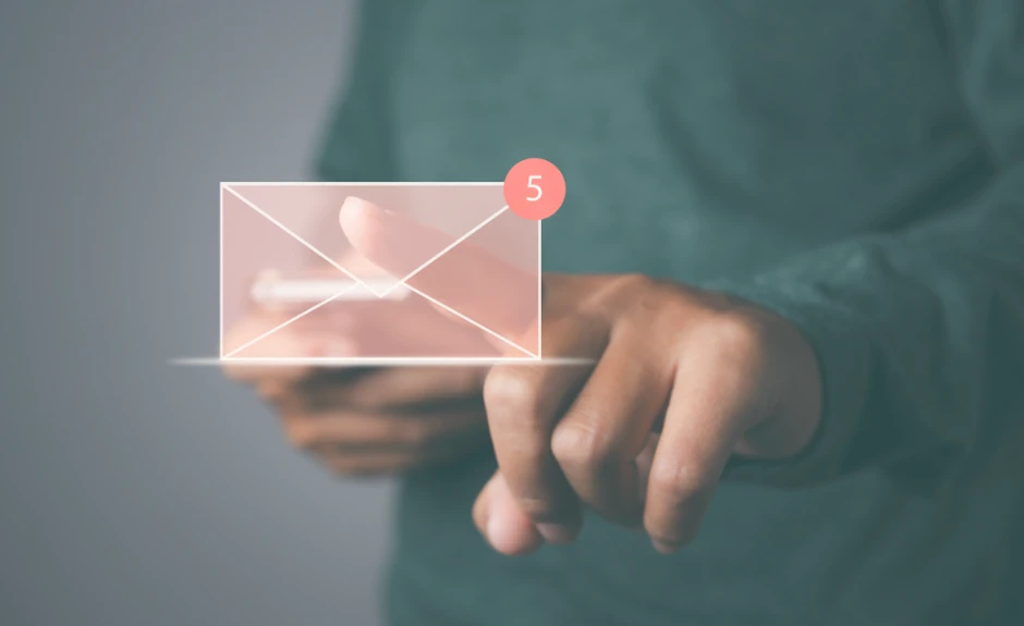 Eine Person tippt mit dem Finger auf einen digital abgebildeten Brief.