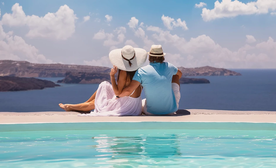 Ein Pool, im Hintergrund eine Frau und ein Mann