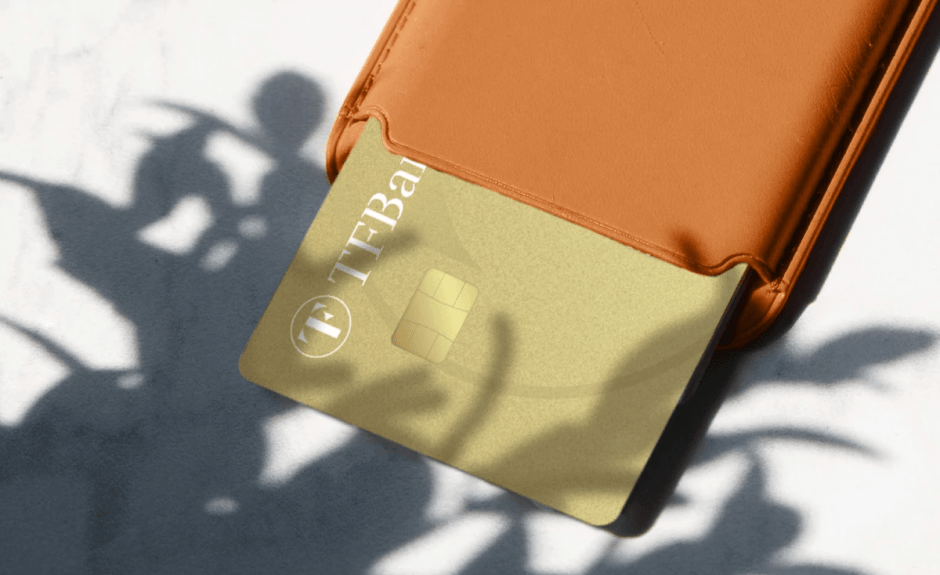 Die TF Mastercard Gold in einem orangenen Karten-Etui