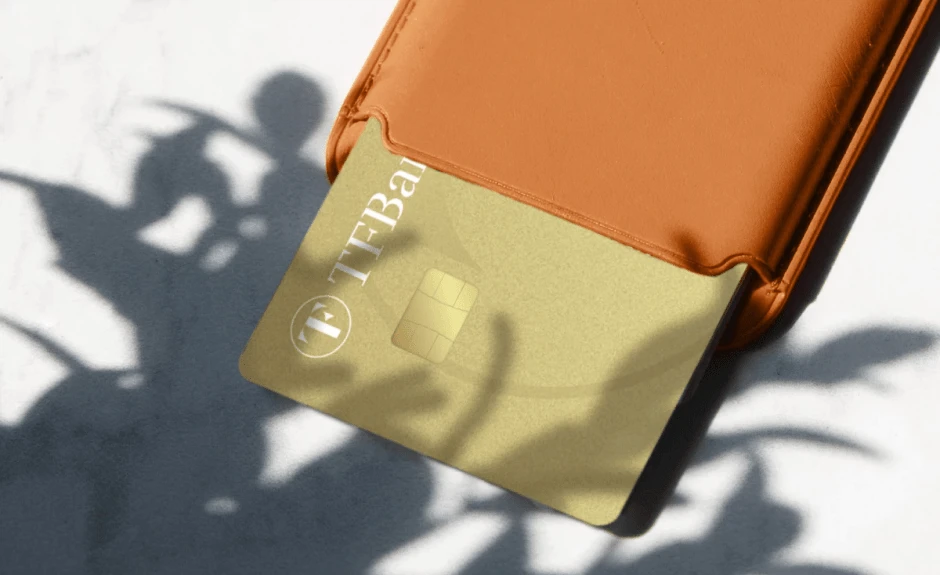 Die TF Mastercard Gold in einem orangenen Karten-Etui