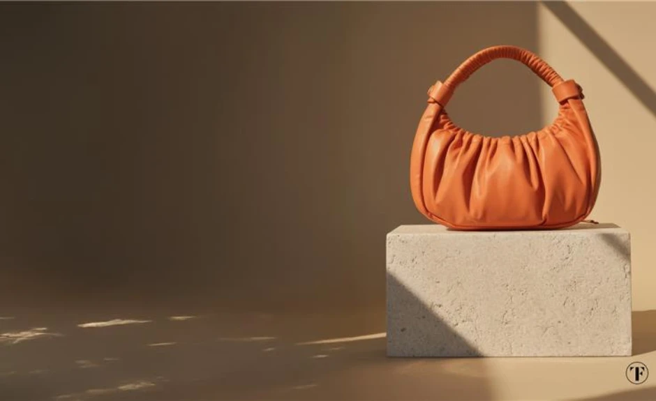 Orangene Tasche auf einem Marmorblog
