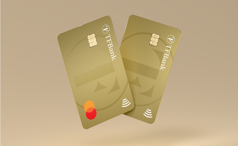 2x Kreditkarte der TF Bank gold auf goldenem / warmen Hintergrund zu sehen