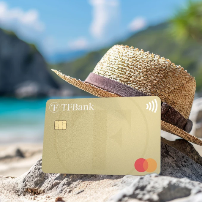 Kreditkarte am Strand mit Hut - Reise