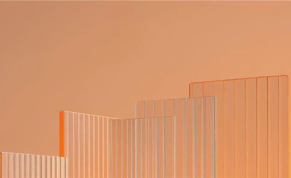 gestaffelte Glastribühne vor orangem Hintergrund